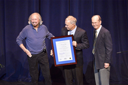 Left to Right:Ken Paulson, Barry Gibb, Dale Cockrell